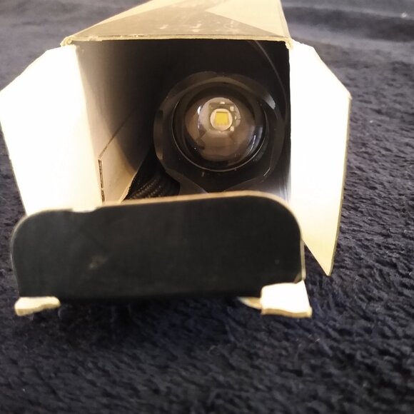 Black Outlite Flashlight - excellent condition - Picture 7 of 10